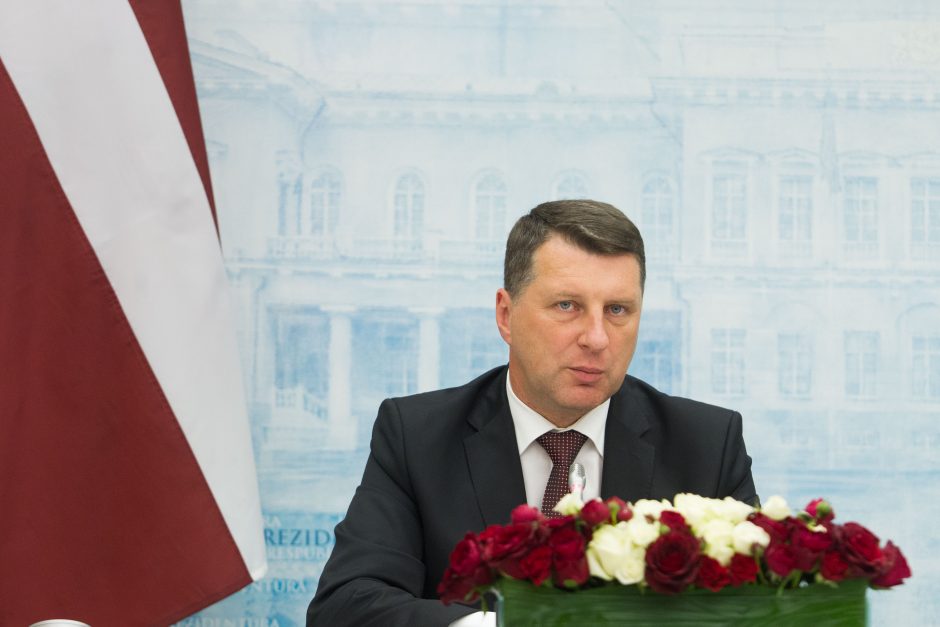 Latvija neketina pasekti Lietuvos pavyzdžiu dėl šauktinių grąžinimo