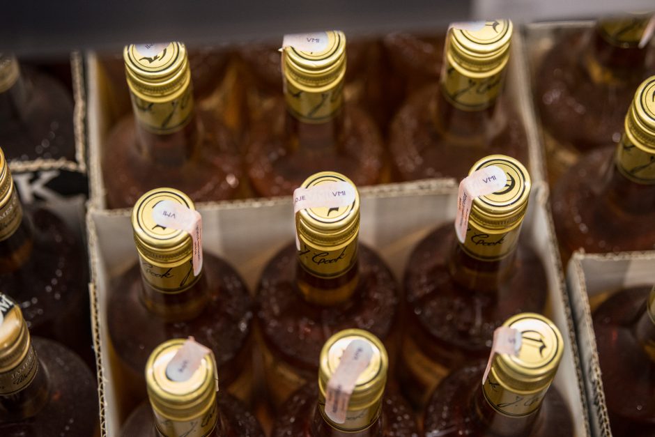 Latvių valdžia nusprendė – akcizai alkoholiui didinami tik 5 proc.