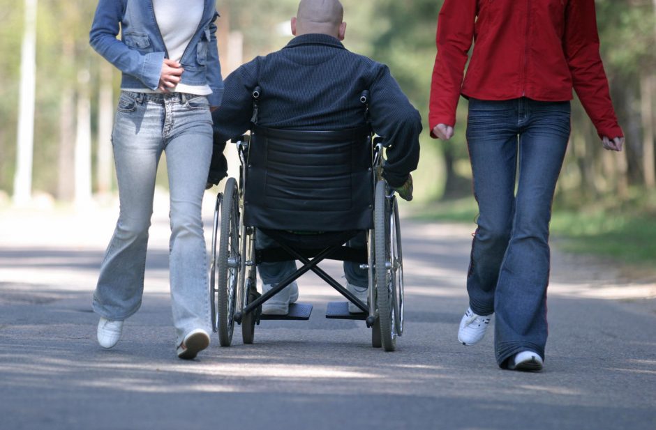 Neįgalieji raginami dėl pažeidžiamų teisių bylinėtis su valstybe