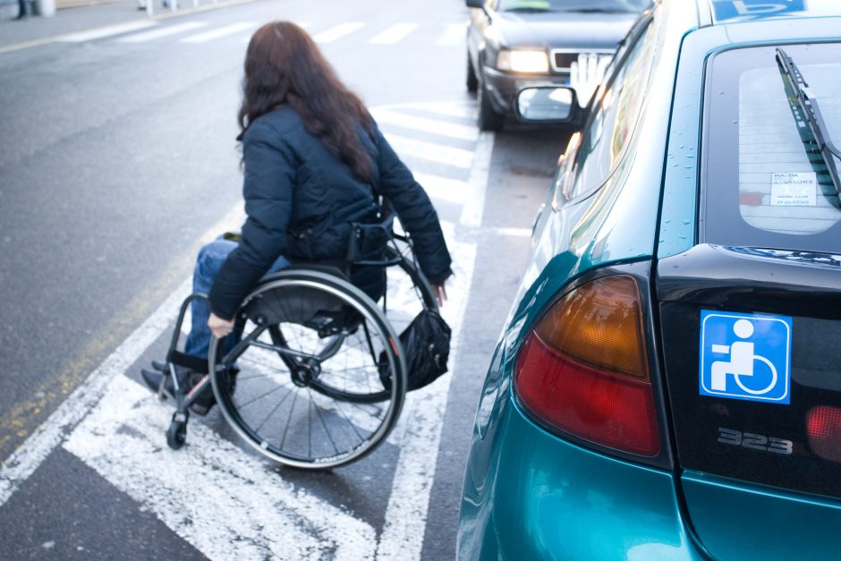 Nuo taršos mokesčio siūloma atleisti negaliųjų transporto priemones