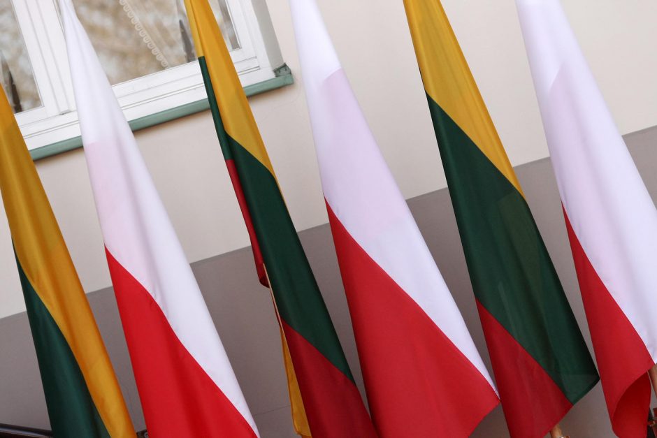 Lenkijos ambasadoje Vilniuje daugiausia balsų atiduota už B. Komorowskį