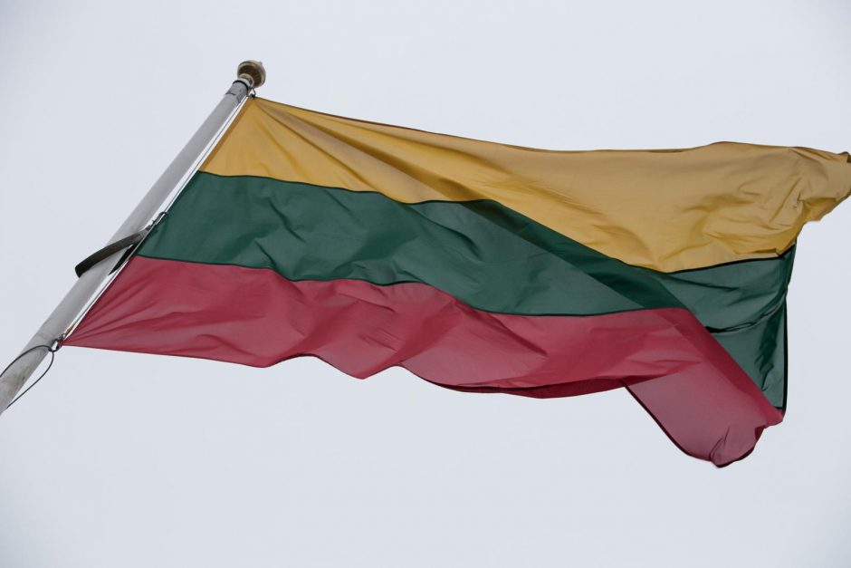 Į Lietuvą atvežta kosmose pabuvusi trispalvė