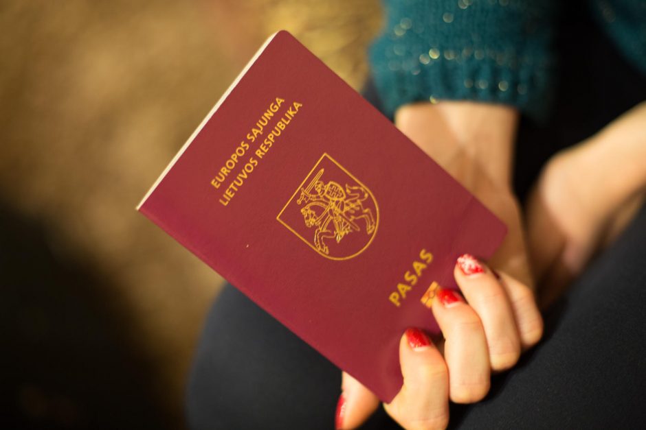 VRM aiškinsis piliečių būtinybę turėti antrą pasą