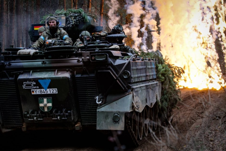 Prasideda pratybos: per Lietuvą į gynybos pozicijas judės tankai, šarvuočiai