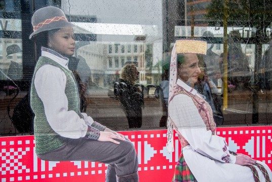 Vilniaus gatvėse – tautiniais kostiumais papuošti autobusai