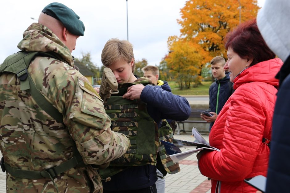 Lietuvoje dislokuoti NATO kariai Šakiuose rengia prisistatymą