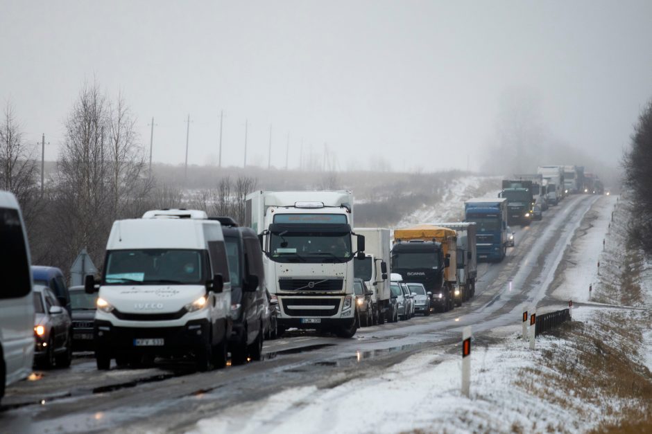 Įspėja vairuotojus: keliai išlieka šlapi, naktį eismą sunkins plikledis ir pustymas