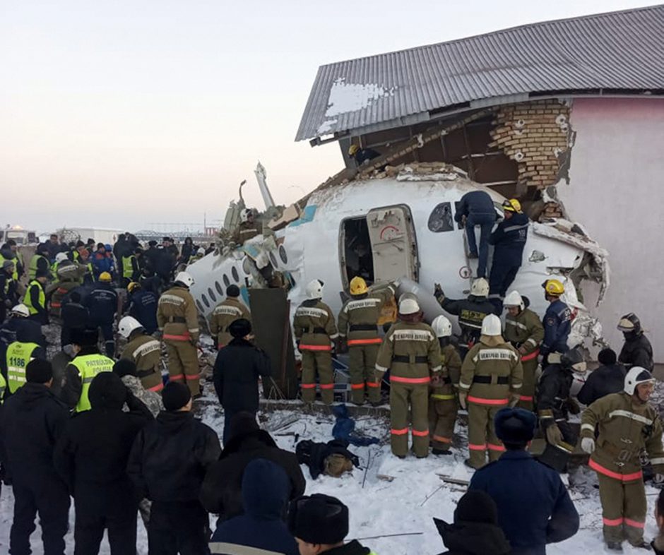 Kazachstane nukrito keleivinis lėktuvas: žuvo 12 žmonių, beveik pusšimtis nukentėjo