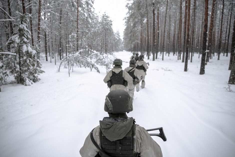 Jaunųjų karių treniruotė: tarp išbandymų – ir šuolis į ledinę eketę