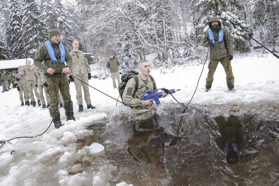 Jaunųjų karių treniruotė: tarp išbandymų – ir šuolis į ledinę eketę