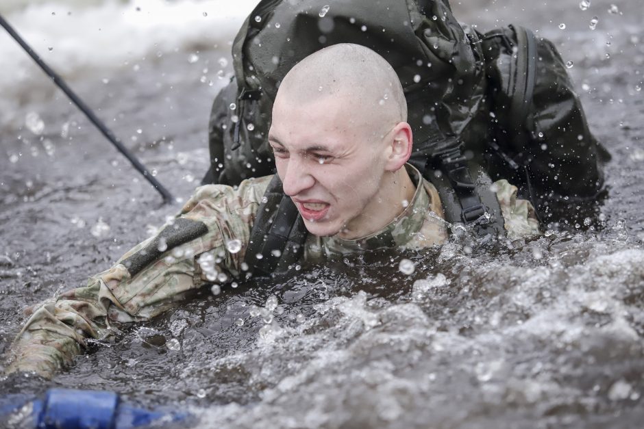 Jaunųjų karių treniruotė: tarp išbandymų – ir šuolis į ledinę eketę