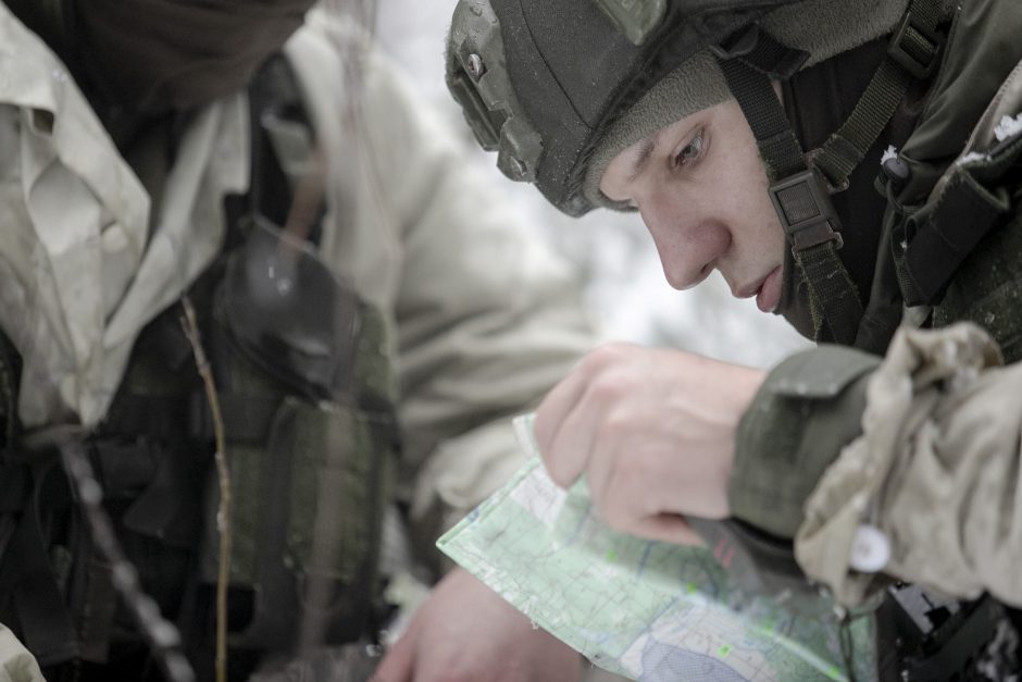 Jaunųjų karių treniruotė: tarp išbandymų – ir šuolis į ledinę eketę