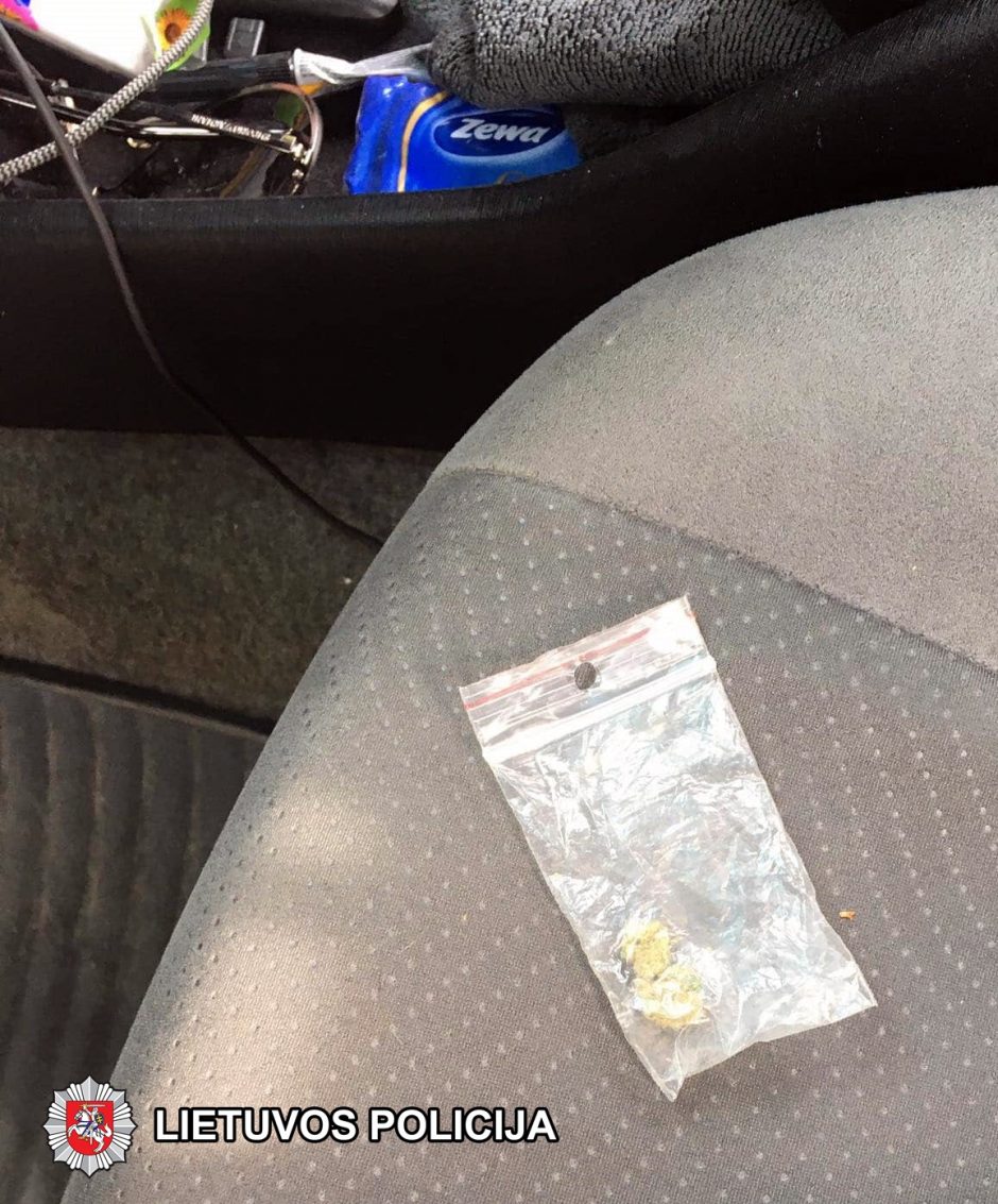 Taksistas išsidavė pats: policija automobilyje rado narkotikų