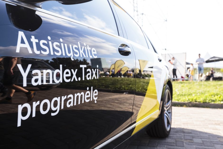 Partneriai su rusų kapitalo „Yandex. Taxi“ sutarčių nutraukti neskuba