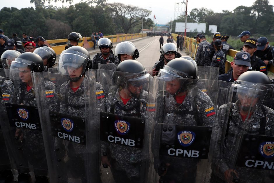 Trys Venesuelos kariškiai šarvuočiais pabėgo į Kolumbiją