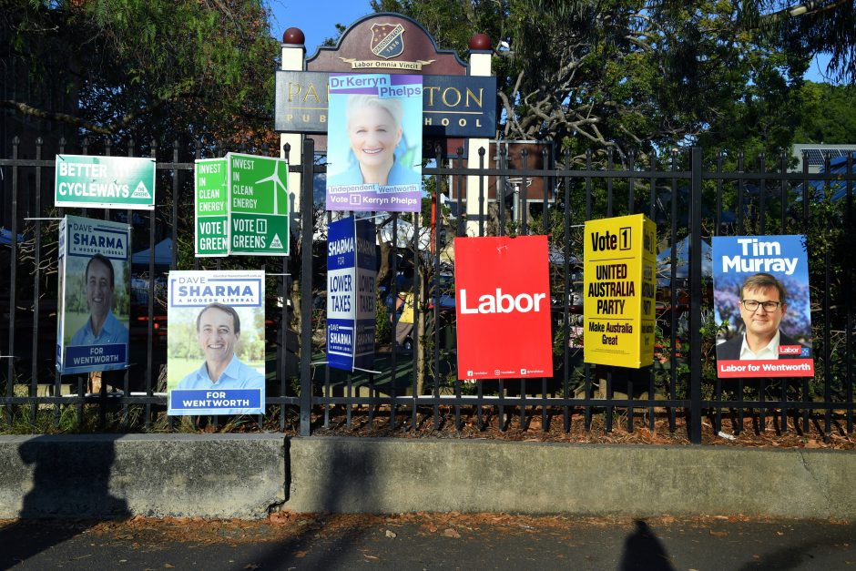 Australijoje – įtempti rinkimai: kandidatai apmėtyti kiaušiniais