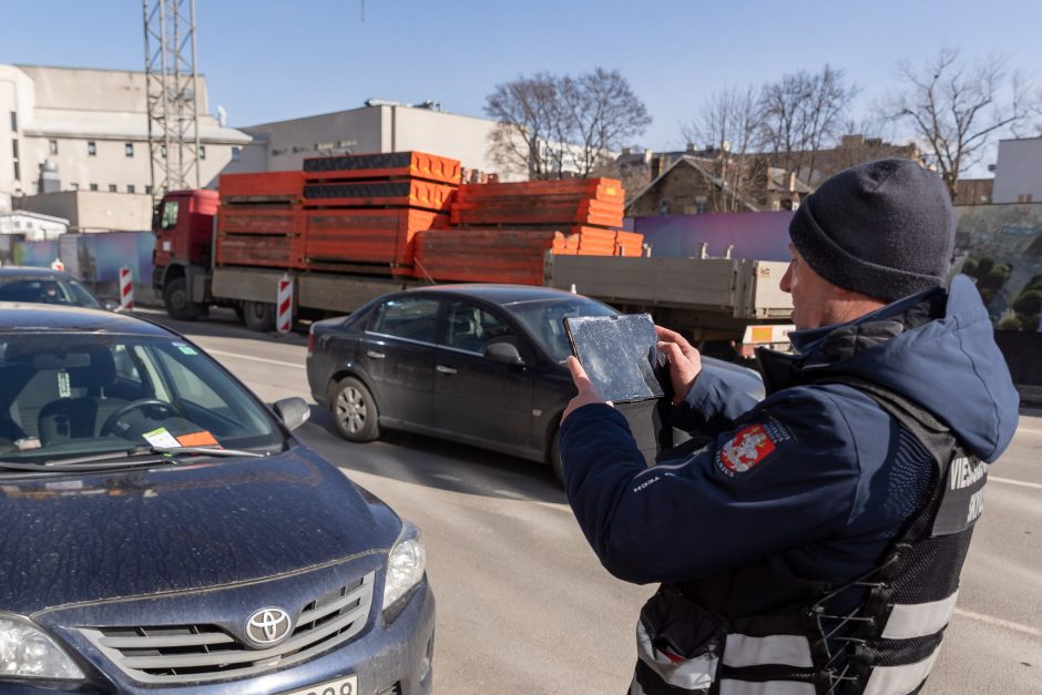 Vilniuje KET pažeidėjams pradėti dalyti įspėjimai – gresia automobilių nutempimas