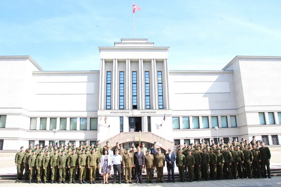 Jaunesniųjų karininkų vadų mokymus baigė 74 aukštųjų mokyklų studentai