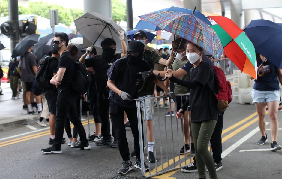 Protestuotojai Honkonge nusitaikė į oro uostą