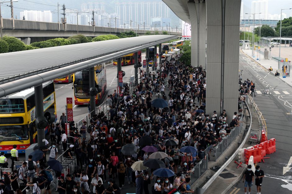 Protestuotojai Honkonge nusitaikė į oro uostą