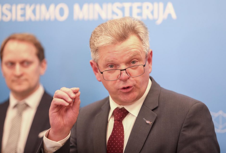 J. Narkevičius ministro posto neatsisako: stengiuosi atsiriboti ir dirbti