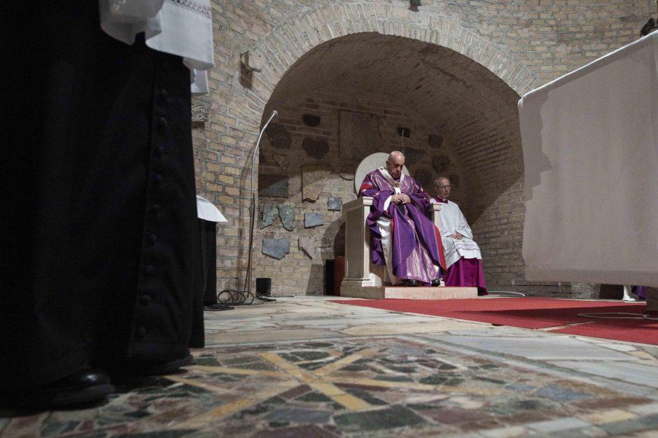 Vėlinių Mišias popiežius aukojo katakombose