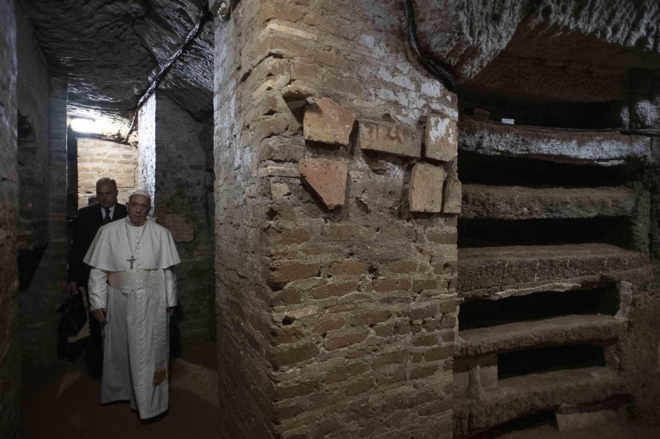 Vėlinių Mišias popiežius aukojo katakombose