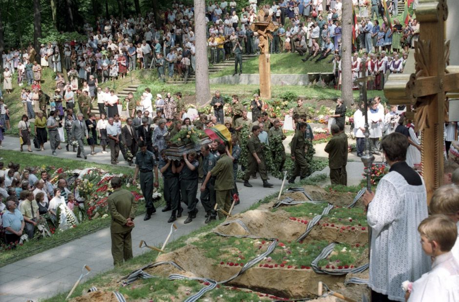 Medininkų žudynių aukų artimieji gedi žuvusiųjų, pasigenda teisingumo