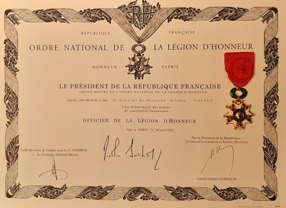 Buvusiam Lietuvos kariuomenės vadui įteiktas Prancūzijos ordinas