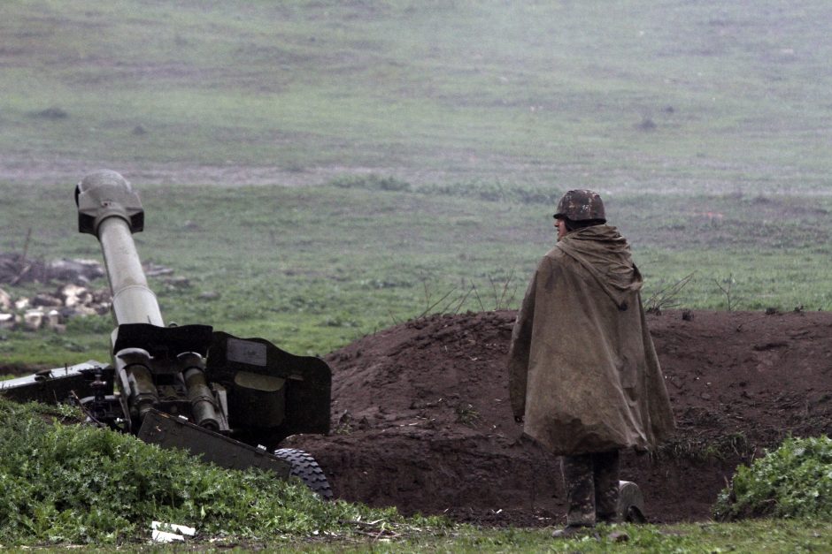 Kalnų Karabache prasidėjo bombardavimas: numušti sraigtasparniai, žuvo civilių