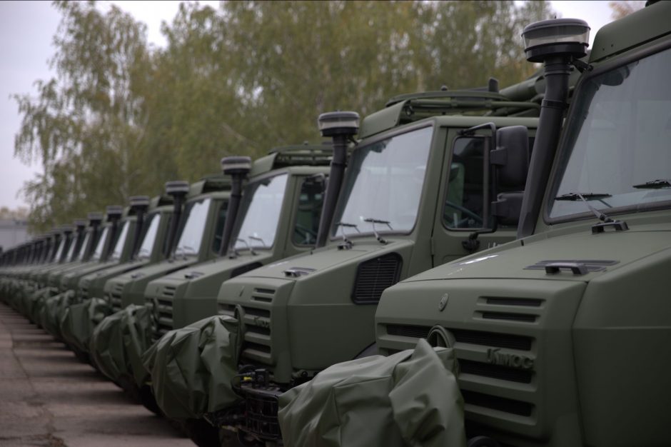 Lietuvos kariuomenę pasiekė nauja 142 „Unimog“ sunkvežimių partija