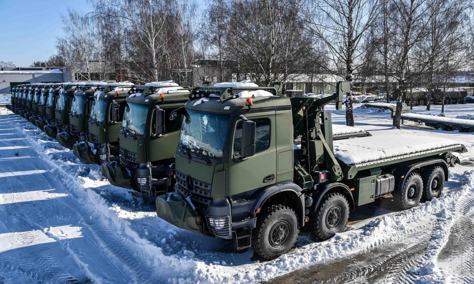 Kariuomenės pirkinys – 15 specialiosios paskirties vokiškų sunkvežimių