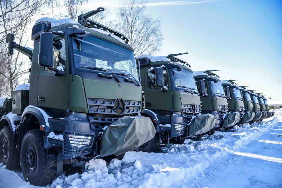 Kariuomenės pirkinys – 15 specialiosios paskirties vokiškų sunkvežimių