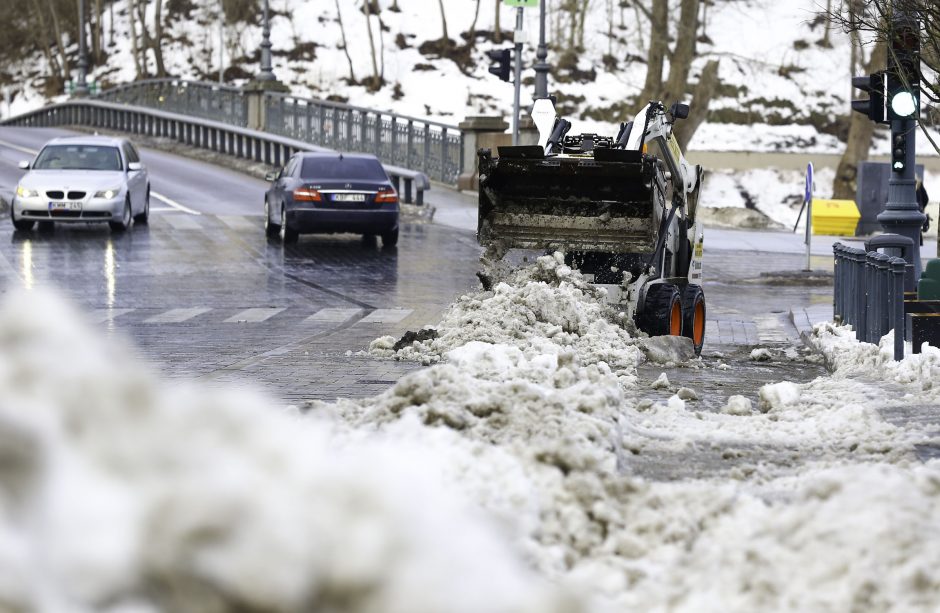 Kelininkai įspėja: vietomis keliuose tebėra provėžų ir pažliugusio sniego