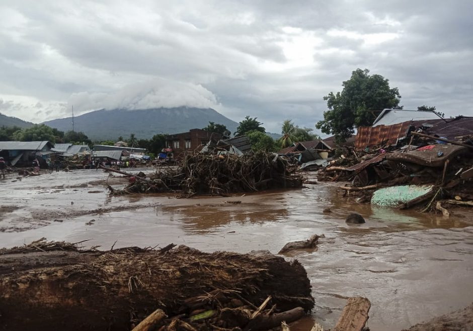 Per potvynius Indonezijoje ir Rytų Timore žuvo mažiausiai 75 žmonės