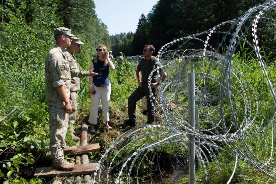 Ministrė: sienos apsaugai bus skirtos papildomos kariuomenės pajėgos 