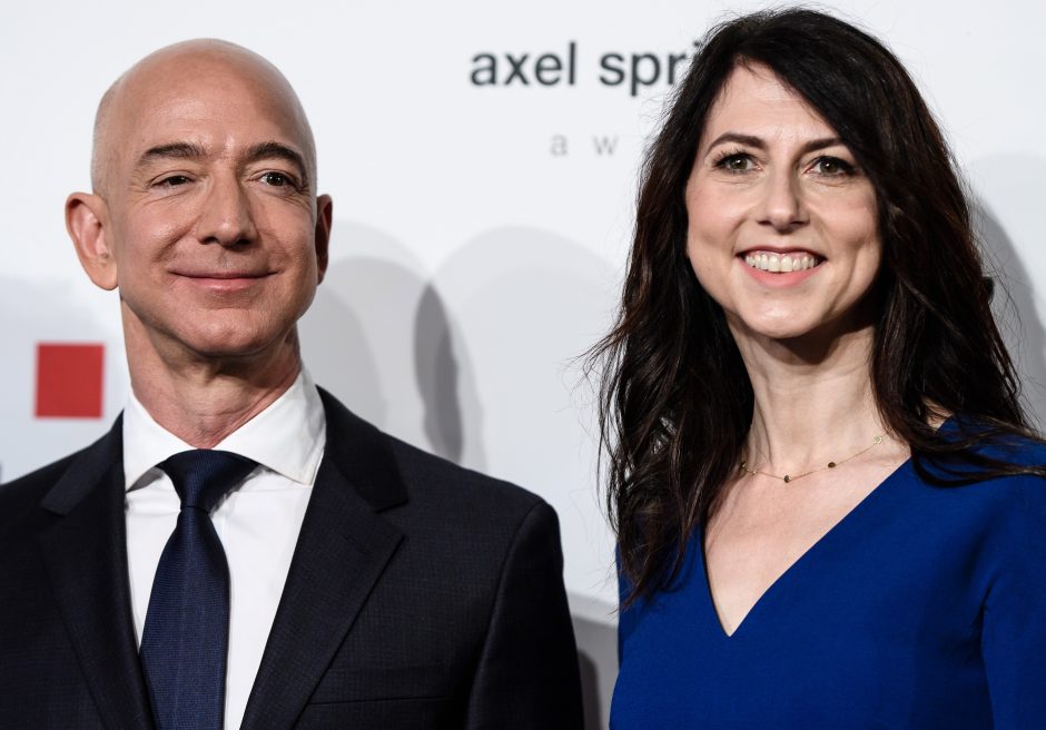 „Amazon“ įkūrėjas išsiskyrė su žmona: ponia Bezos gaus 38 mlrd. dolerių