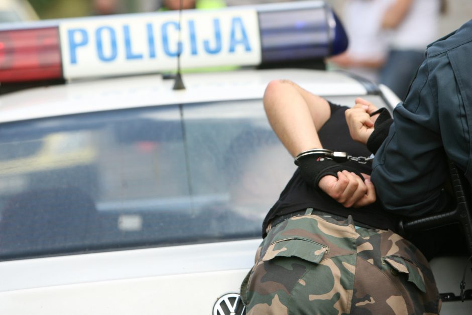 Kaune policininkai iš buto išprašė nepageidaujamą svečią – vyras puolė pareigūnus