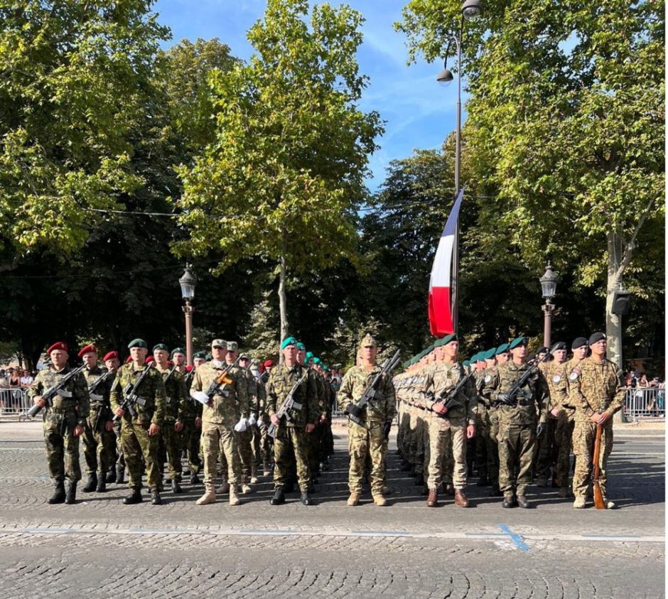 Garbės sargybos kuopos kariai žygiavo Bastilijos paėmimo dienos minėjime Paryžiuje