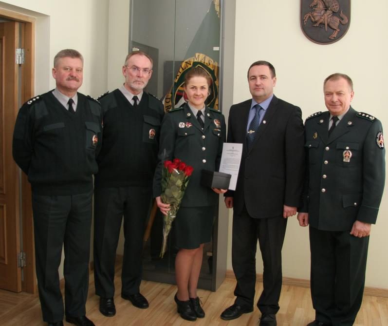 Apdovanota Vilniuje savižudį išgelbėjusi pasienietė