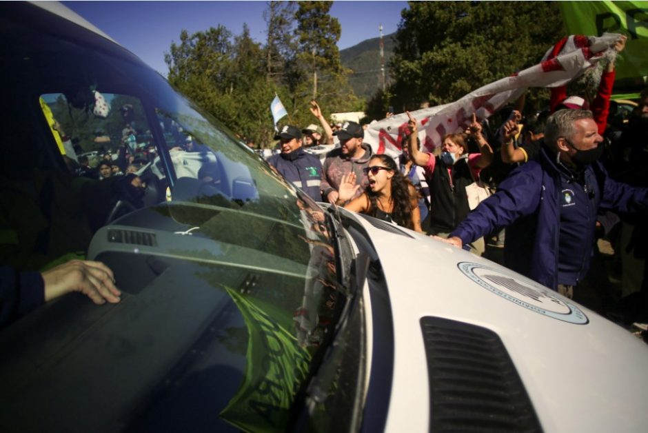 Argentinoje protestuotojai puolė autobusą, kuriuo važiavo šalies prezidentas