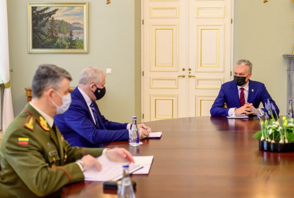 Prezidentas su kariuomenės vadu ir ministru tarėsi dėl Saugumo strategijos