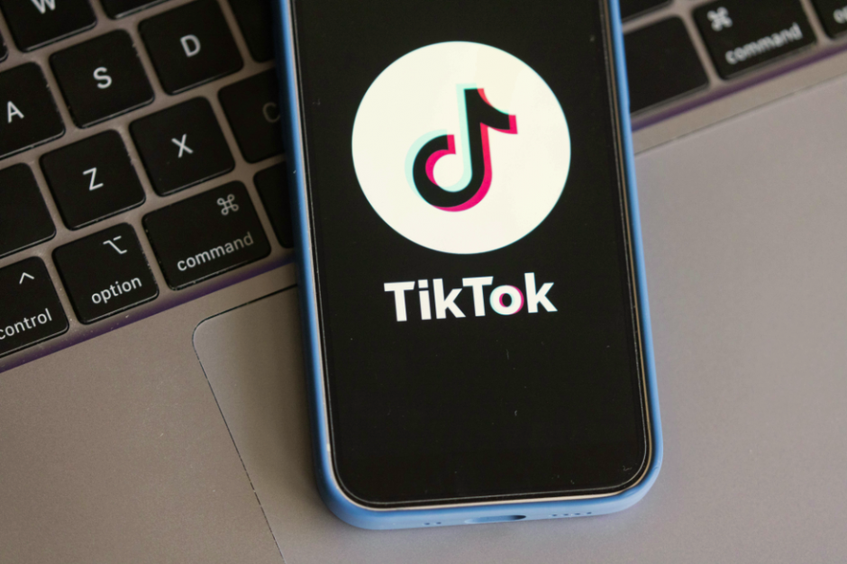 Atlieka „TikTok“ programėlės vertinimą, po jo – sprendimai dėl naudojimo ribojimo