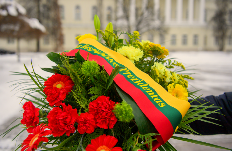 Vasario 16-osios Akto signatarų artimiesiems – prezidento gėlės