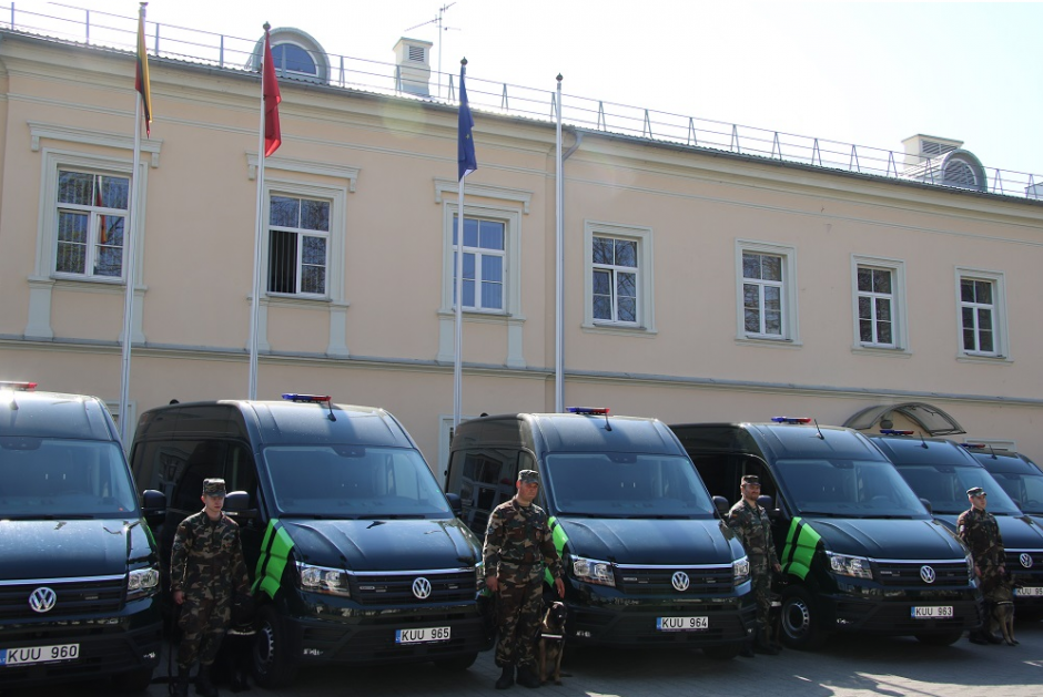 Tarnybiniams šunims pervežti pasieniečiai pirko naujus autobusiukus