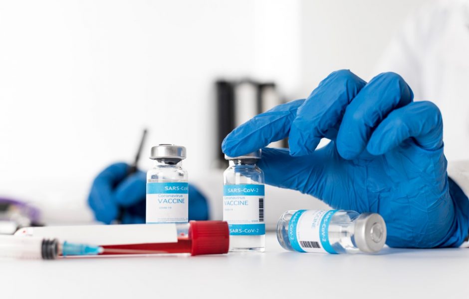 Pirmoji „AstraZeneca“ vakcina Lietuvą turėtų pasiekti savaitės pabaigoje