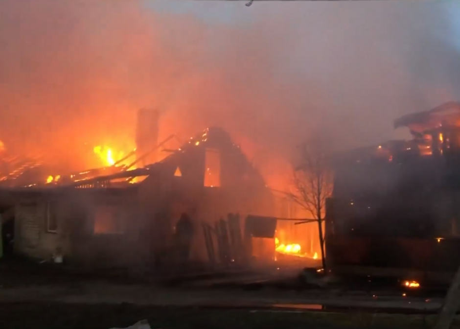 Vilniuje – ugnies siautulys: liepsnos suniokojo net tris pastatus