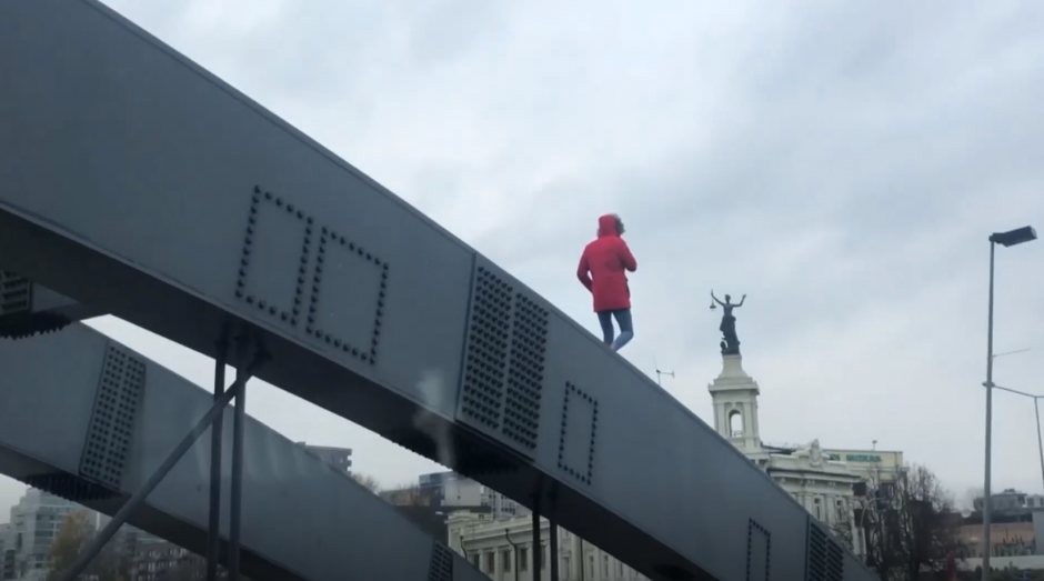 Rizikuoja gyvybe dėl asmenukės: jaunuolis užsikorė ant Mindaugo tilto