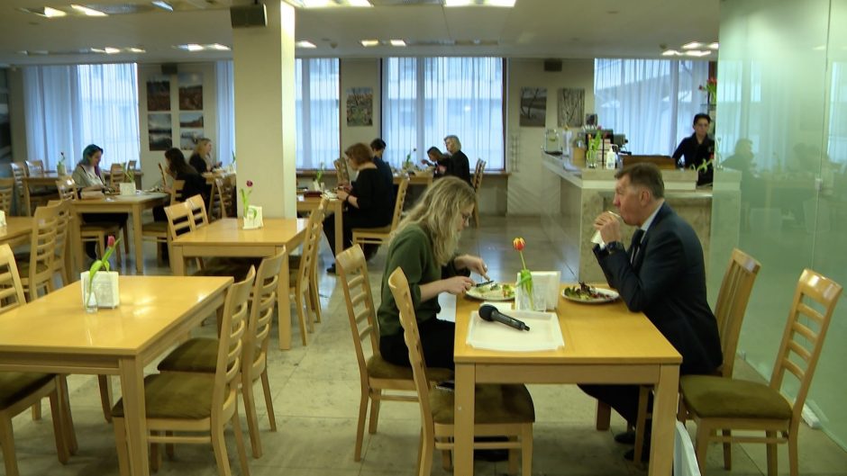 Baigėsi badas: Seimo nariai įvertino pigiąją valgyklą – galėtų būti ir skaniau