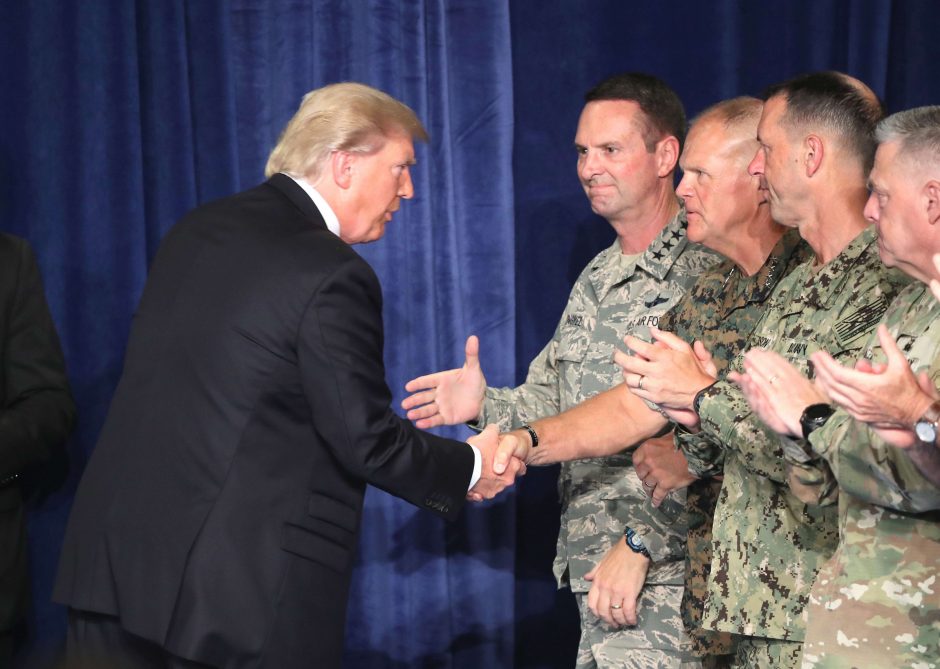 D. Trumpas nusprendė išvesti iš Afganistano „didelį skaičių“ JAV karių